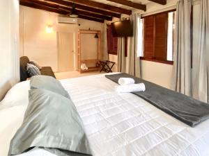 莫雷洛斯港Casa Lucia Beachfront Puerto Morelos的卧室配有带毛巾的大型白色床