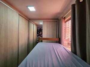 马林加Conforto Urbano, Apartamento Acolhedor的一间小卧室,配有一张带窗户的床