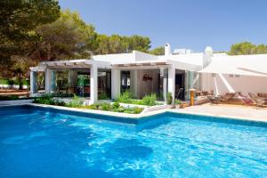 米乔尔海滩Casbah Formentera Hotel & Restaurant的房屋前的游泳池