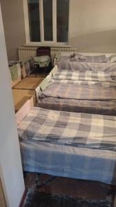 TürkistanHostel Praga的一张带床垫罩的房间里的床