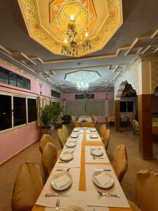 穆莱伊德里斯蒂亚尔迪美酒店的长长的用餐室配有长桌子和椅子