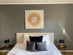 基姆湖畔普林Luxurious apartment with garden的一间卧室配有一张带两张桌子和一幅画的卧室