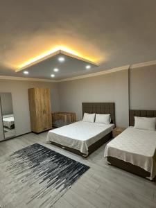 ArnavutköyOzn Suit Airport的一间带两张床的卧室和地毯