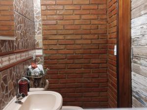索罗卡巴Hospedagem San Gonzales Two的一间带砖墙和水槽的浴室