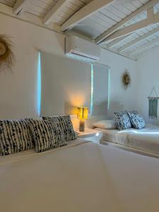 拉斯特拉纳斯Casa Grande Hotel Restaurant的白色的客房配有两张床和一盏灯