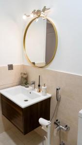 库萨雷CHALET WOODS GUSAR的一间带水槽和镜子的浴室