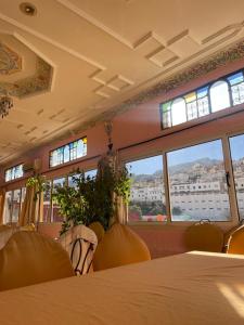 穆莱伊德里斯蒂亚尔迪美酒店的客房设有桌椅和窗户。
