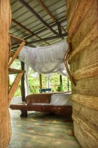 比利亚加松Portal del Sol的木屋内带床的门廊