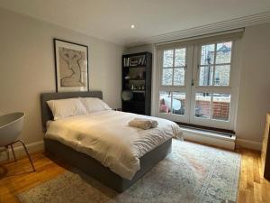 伦敦Turner House的一间卧室设有一张床和一个大窗户