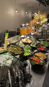 吉达Golden New Al Safa的自助餐,桌上摆着许多碗食物