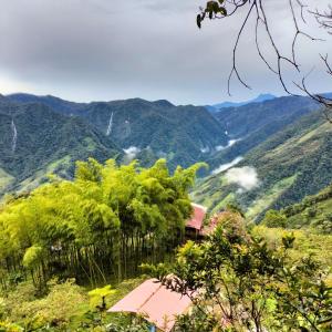 麦德林Sierra de viboral adventures的山上的房屋,俯瞰着群山