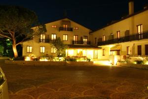 西斯蒂亚纳Hotel Alla Dolina的一座在晚上有灯的大建筑