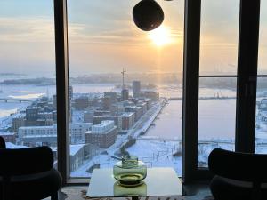 赫尔辛基Luxury Skyscraper Apartment with Amazing view over Helsinki的雪景市景客房