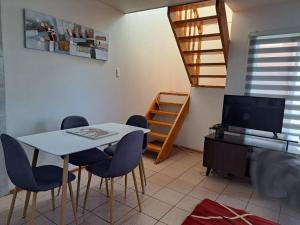 科伊艾科Cómodo departamento full equipado en Coyhaique的一间带桌椅和楼梯的用餐室