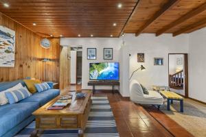 蒂纳霍Lighthouse Tinajo的客厅配有蓝色的沙发和电视