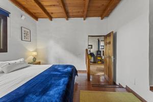 蒂纳霍Lighthouse Tinajo的一间卧室设有一张大床和一个走廊