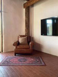 布拉夫柳树街度假屋的客厅里一张棕色椅子,配有电视