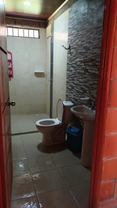 内瓦Hotel campestre la isla的一间带卫生间和水槽的浴室