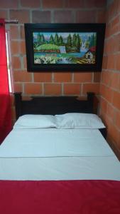 内瓦Hotel campestre la isla的砖墙房间的一个床位