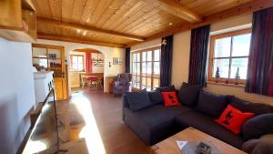 基茨比厄尔Apartments Golfweg的客厅配有蓝色沙发和红色枕头