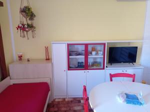 拉科纳La mi' Elba的厨房配有白色橱柜和白色桌子