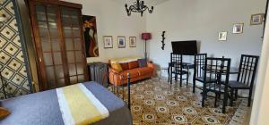 弗洛里亚纳Near Valletta City - Open Views - Ta Tessie Suite in Floriana - Malta的一间卧室配有一张床、一把椅子和一张桌子