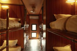 万象House Of Jars的一间设有三张双层床的火车上房间