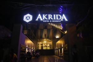 蓬蒂切里NT Hotels and Resorts Akridha的夜间建筑物一侧的标志