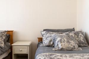 吉林汉姆Cosy Retreat - SmartTV and Wi-Fi的一张带两个枕头的床和一个床头柜