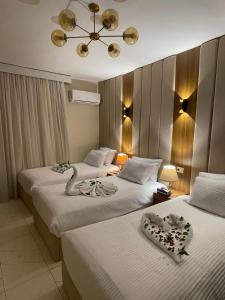 开罗White House Pyramids View的酒店客房带两张床,带装饰。