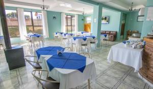 皮奇勒姆罗卡斯德尔太平洋酒店的一间带桌椅和蓝伞的用餐室