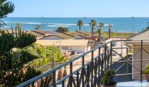 皮奇勒姆罗卡斯德尔太平洋酒店的享有海滩和海洋美景的阳台。