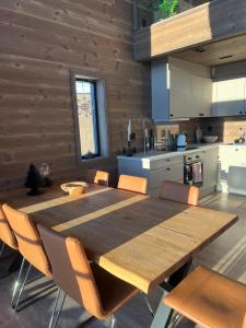 松达尔Rindabotten Panorama的厨房里配有一张木桌和椅子