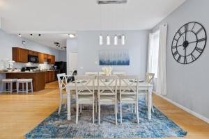 圣路易斯Exquisitely Designed Townhome - JZ Vacation Rentals的用餐室以及带白色桌椅的厨房