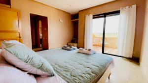 马拉喀什Villa BSF - Private Pool & Spa - Palm Golf的一间卧室,床上放着两只动物