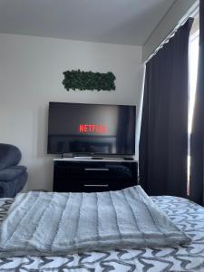 伯尔尼Suncatcher Studio的一间卧室设有平面电视和一张床。
