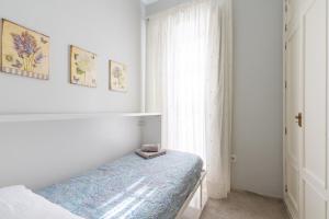 塞维利亚San Lorenzo en Esencia的白色的卧室设有床和窗户
