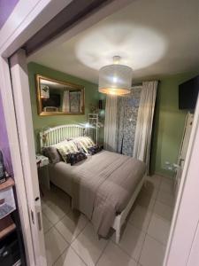 泰兹扎布伦塔B&B casa Belvedere的一间设有床铺的卧室,位于一个拥有绿色墙壁的房间