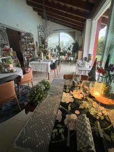 泰兹扎布伦塔B&B casa Belvedere的用餐室,配有鲜花桌
