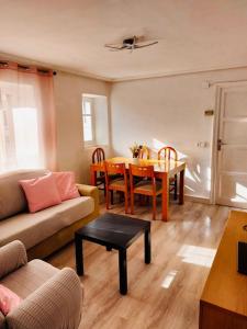 索里亚La casita de Soria的客厅配有沙发和桌子