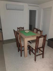 卡鲁德杰尔斯科巴尔Cottage Nena Tara的餐桌、椅子和绿桌布
