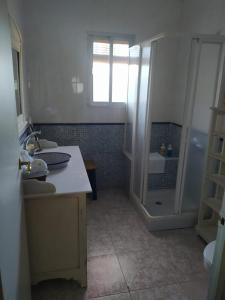 安特克拉Casa Rural Tazgona的白色的浴室设有水槽和淋浴。
