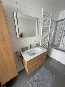 格蒙登Ferienwohnung Gmunden City的一间带水槽和镜子的浴室
