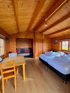 霍芬尼部卡搭宾馆的客房设有两张床和木制天花板。