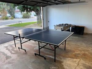 棕榈泉私人别墅管理公司圣丹斯别墅的车库内一张乒乓球桌