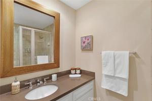 棕榈泉私人别墅管理公司圣丹斯别墅的一间带水槽和镜子的浴室
