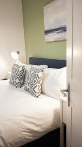 布莱顿霍夫Stunning Brighton Seaside 2-Bedroom Townhouse with Patio, Sleeps 6的卧室配有白色的床和2个枕头
