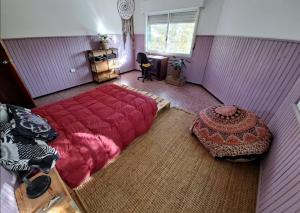 Treinta y TresCasa Agni的卧室设有红色大床和窗户。