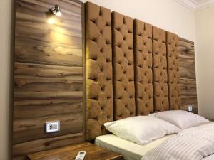 开罗Sheraton Ocean 803 - Private apartments的一间卧室配有木制床头板和一张床