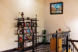 科潘玛雅遗址Residencia Sofmel的一间设有木制书架的房间